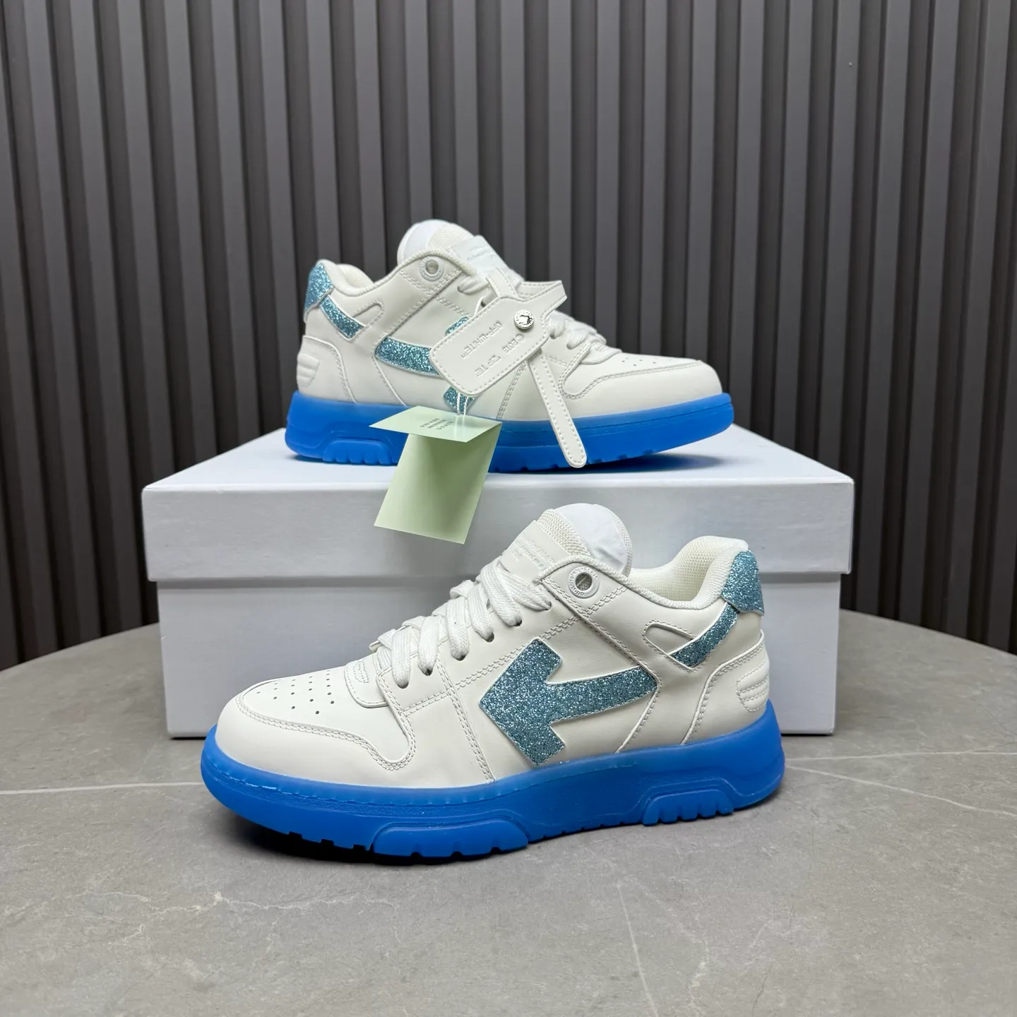 【off- white】P: 620💰Couple model👫, Size: 35-44 (Customized for men 38.45.46) High-quality version👊 "Out of office" series original molding, original lasting, production process 1:1 Original ➰OFF GRAY WHITE OW ➰ First-layer cowhide Imported skin-friendly and environmentally friendly polyester mesh Original molding high elastic and environmentally friendly molding pad Made with the original lasting process. The original molded rubber outsole (never yellows and deforms) has a super correct shape, bright color and strong three-dimensional effect👍. Packaging💯Full set of packaging synchronized with the official website (branded paper, certificate of quality, branded cloth bag)
